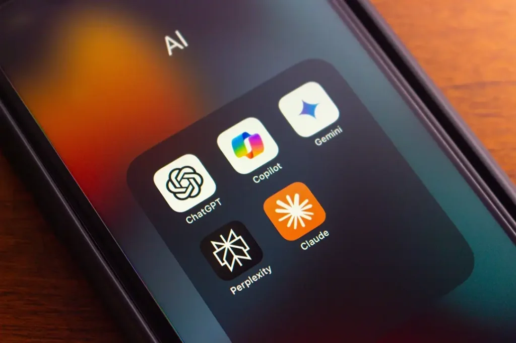 Las aplicaciones de Inteligencia Artificial realizan textos con un lenguaje natural.
