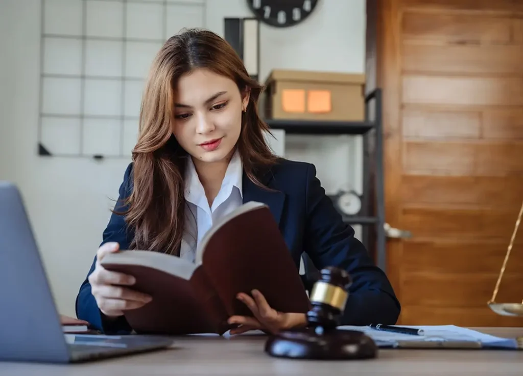 La carrera de Derecho virtual puede durar entre tres y cuatro años.