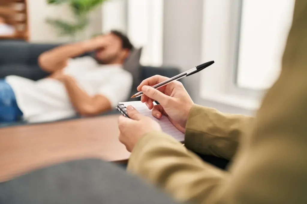 La respuesta clásica para: ¿cómo evitar la angustia y el miedo? es acudir a terapia.