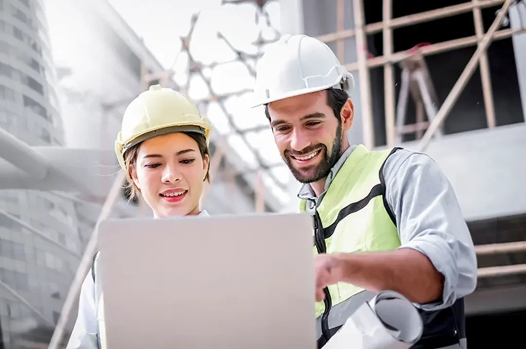 La Arquitectura se enfoca en el diseño y la estética, y la Ingeniería Civil en la construcción y la estabilidad estructural.