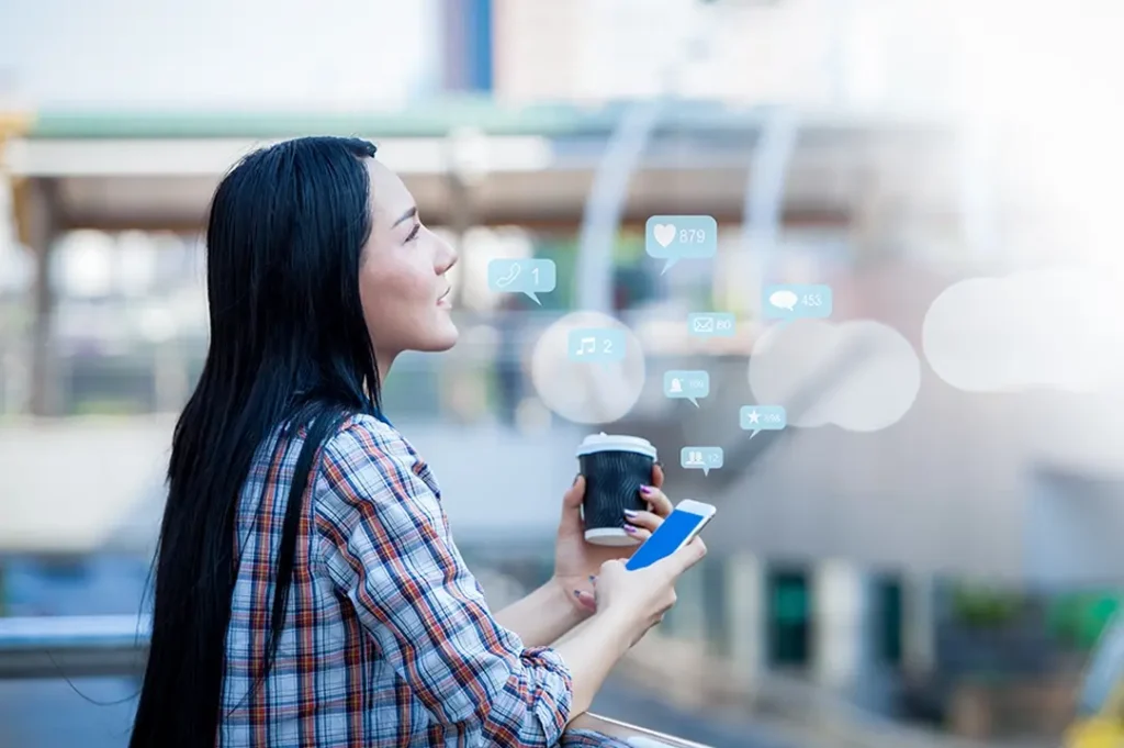 Las redes sociales facilitan el networking para colaborar en proyectos creativos o laborales.