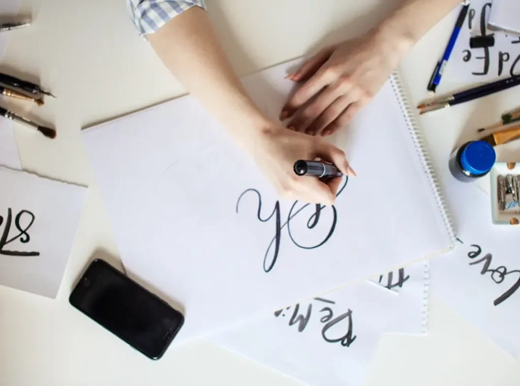 Una de las tendencias del Diseño Gráfico en 2024 es personalizar logotipos a mano