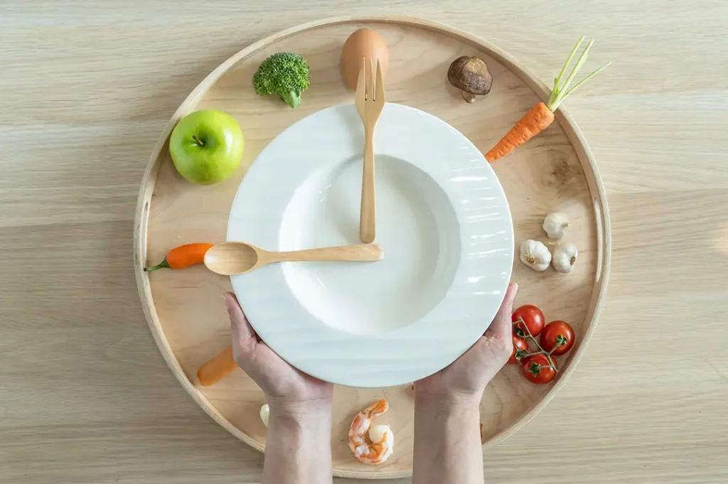 ¿Cómo funciona el ayuno intermitente?; permite destinar 8 horas para comer.