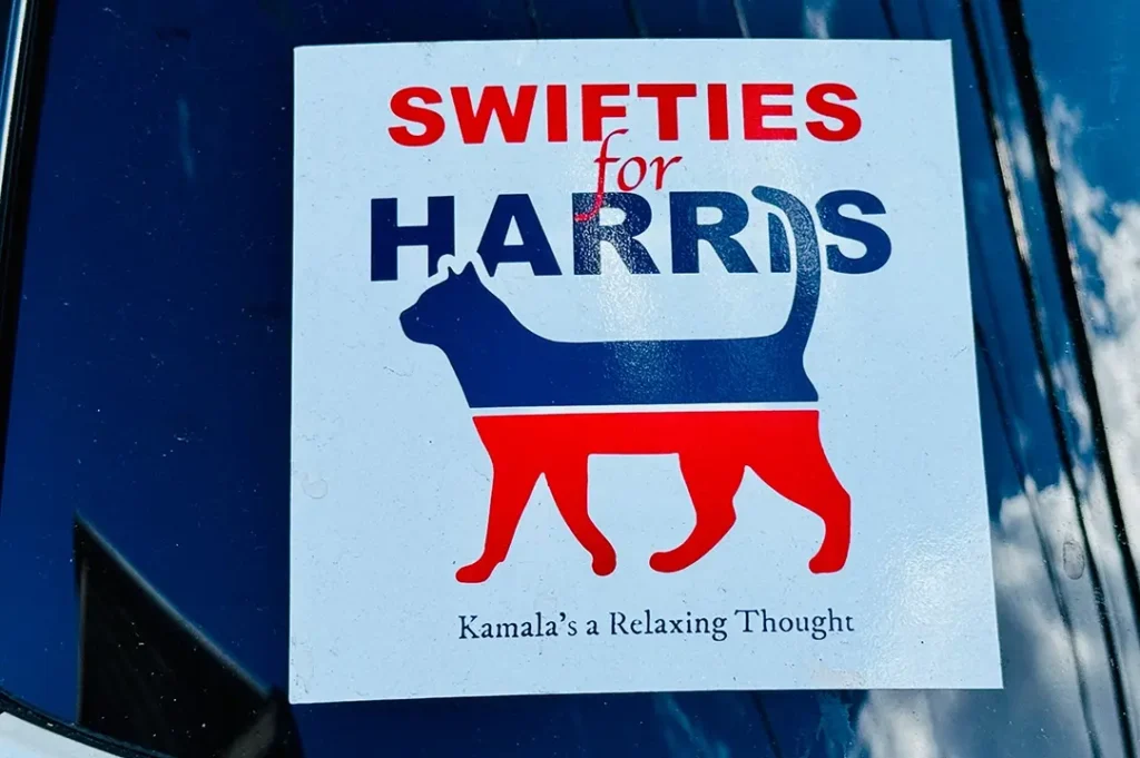 Desde memes hasta la participación de las “señoras de los gatos”, la cultura pop influyó.