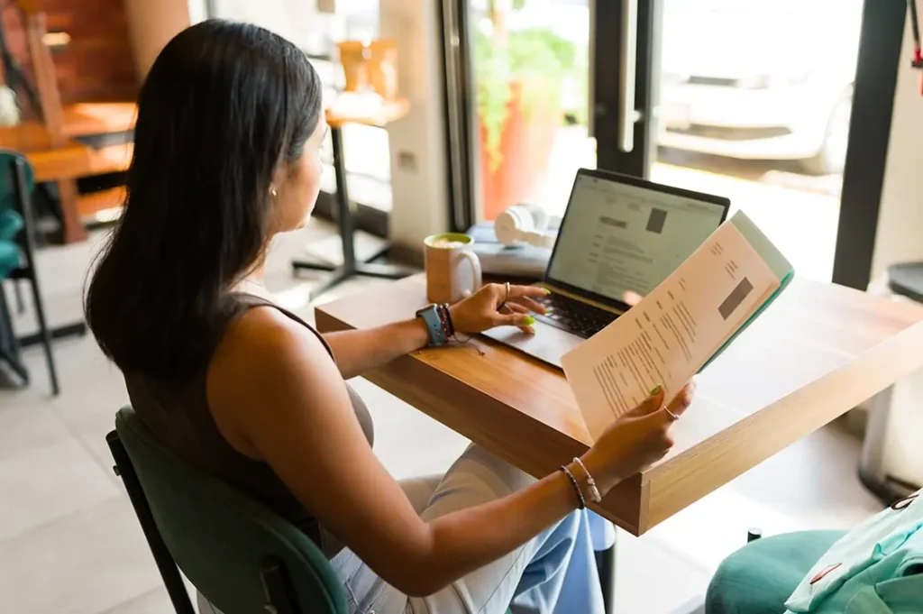 No olvides que también la actitud es importante, prepara tu Currículum Vitae para egresados y logra esa vacante.