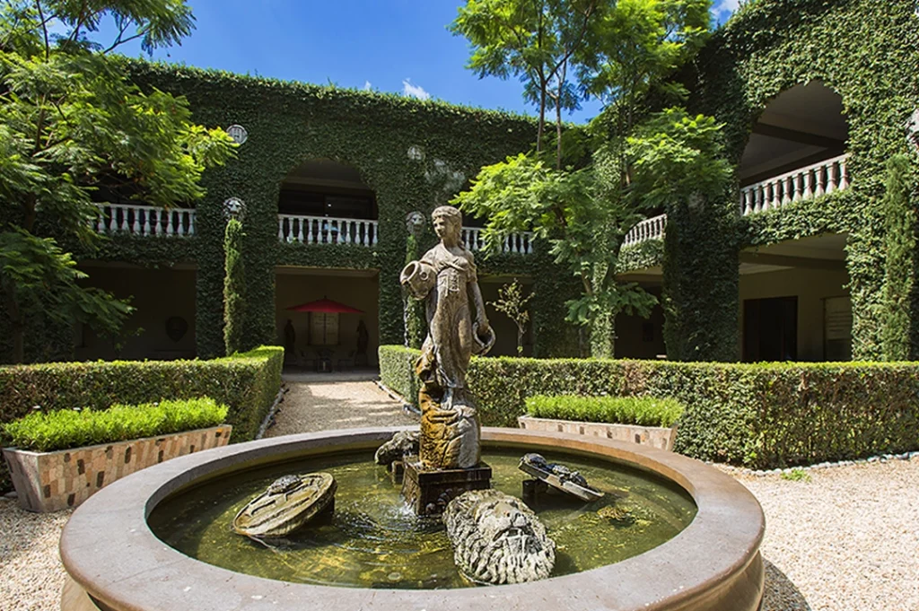 La fuente de Universidad Humanitas Campus Los Reyes tiene un estilo clásico.