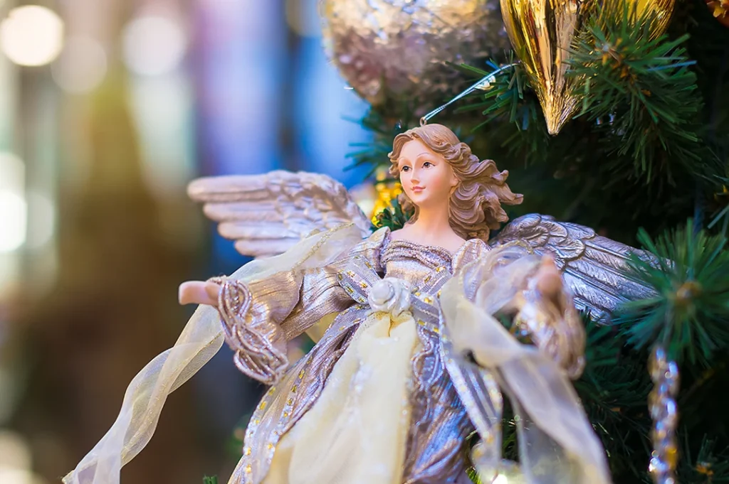 El ángel en el árbol de Navidad recuerda el anuncio del nacimiento de Jesús.