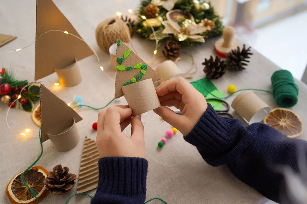 Decora tu árbol de Navidad con elementos naturales y reciclables, ¡hazlo tú mismo!