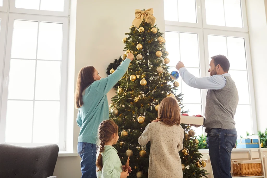 Poner el arbolito de Navidad con tu familia puede convertirse en una tradición de unión y reflexión.