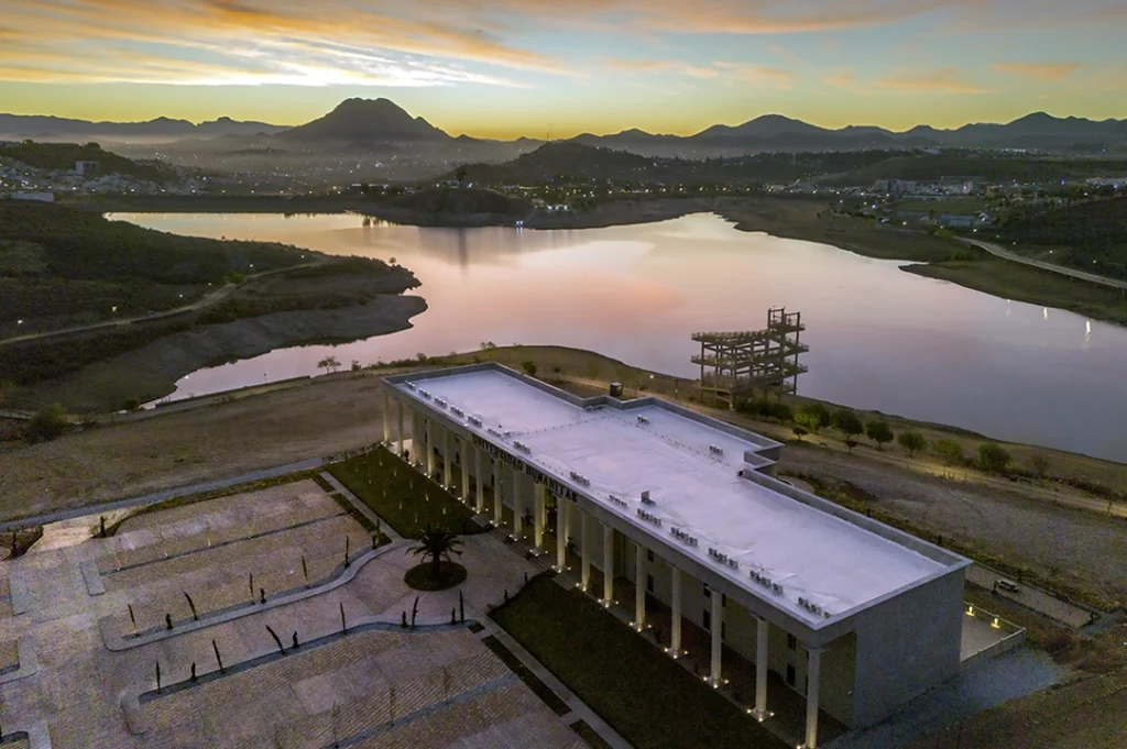 La ubicación privilegiada del Campus Magno Chihuahua junto a la presa El Rejón, permite a los estudiantes disfrutar de las actividades al aire libre.