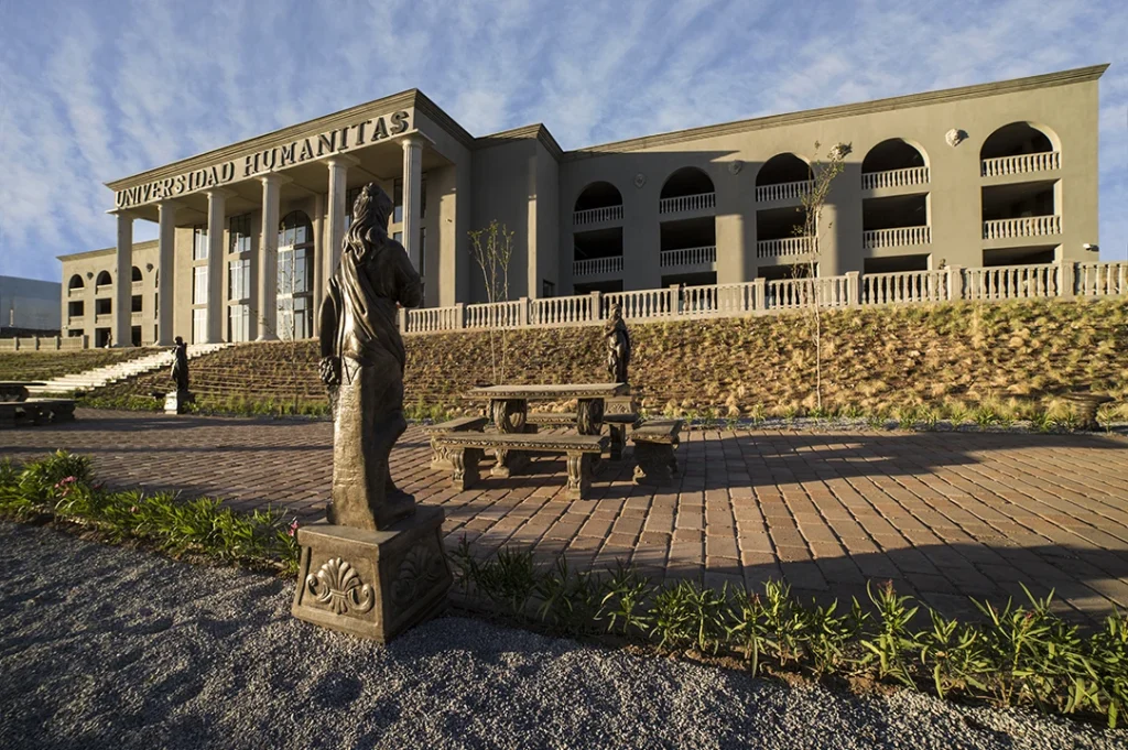 Las instalaciones del Campus Magno Chihuahua cuentan con aulas climatizadas y espacios diseñados para las prácticas, tanto de Psicología como para Derecho.
