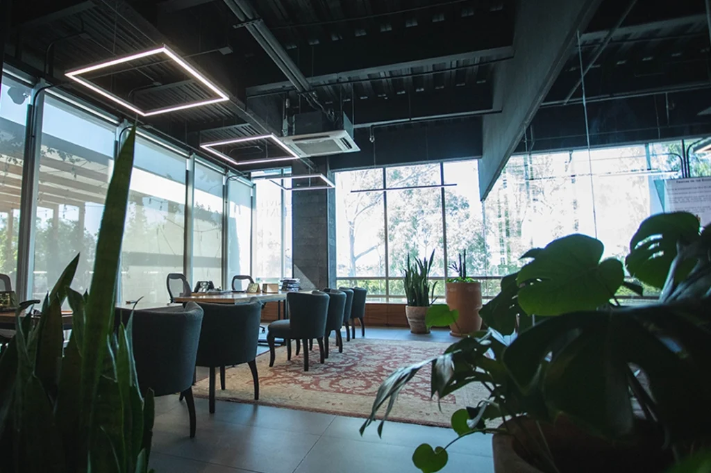 Sin costo de inscripción e instalaciones adecuadas para tu formación académica.