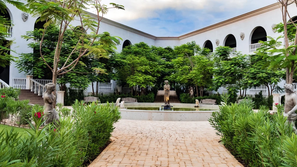La Universidad se enfoca al desarrollo profesional y humanista, en un entorno adecuado para la reflexión.