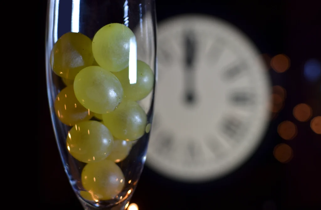 Comer uvas proviene de España y es parte de las celebraciones y rituales para recibir el Año Nuevo 2025.