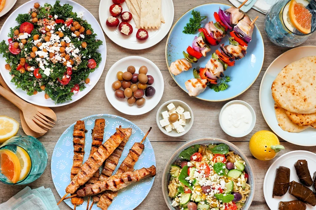 Combina diversos ingredientes para preparar botanas saldas saludables.