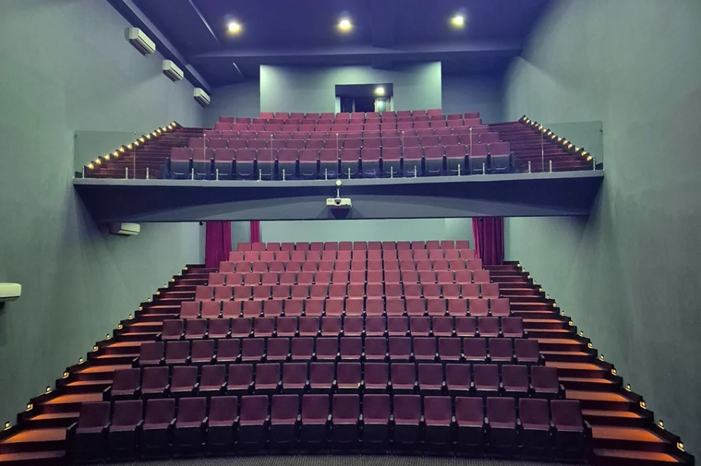 El teatro del Campus Magno Querétaro tiene una arquitectura moderna y elegante.