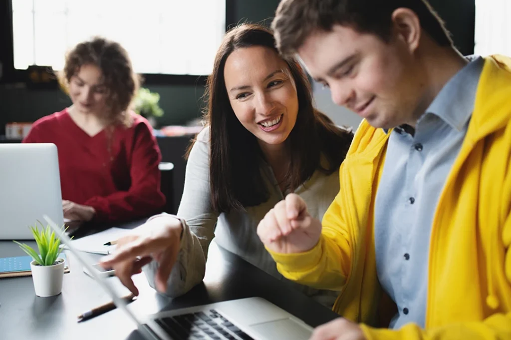 La educación inclusiva es el pilar de las tendencias en educación en 2025. Permite las mismas oportunidades a estudiantes con discapacidad.