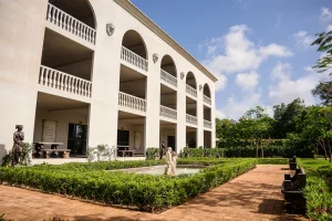 Universidad Humanitas Campus Magno Cancún: excelencia educativa e instalaciones modernas.