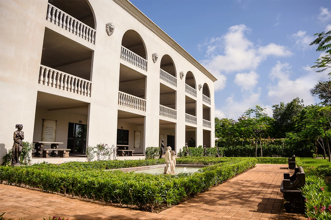 Universidad Humanitas Campus Magno Cancún: excelencia educativa e instalaciones modernas.