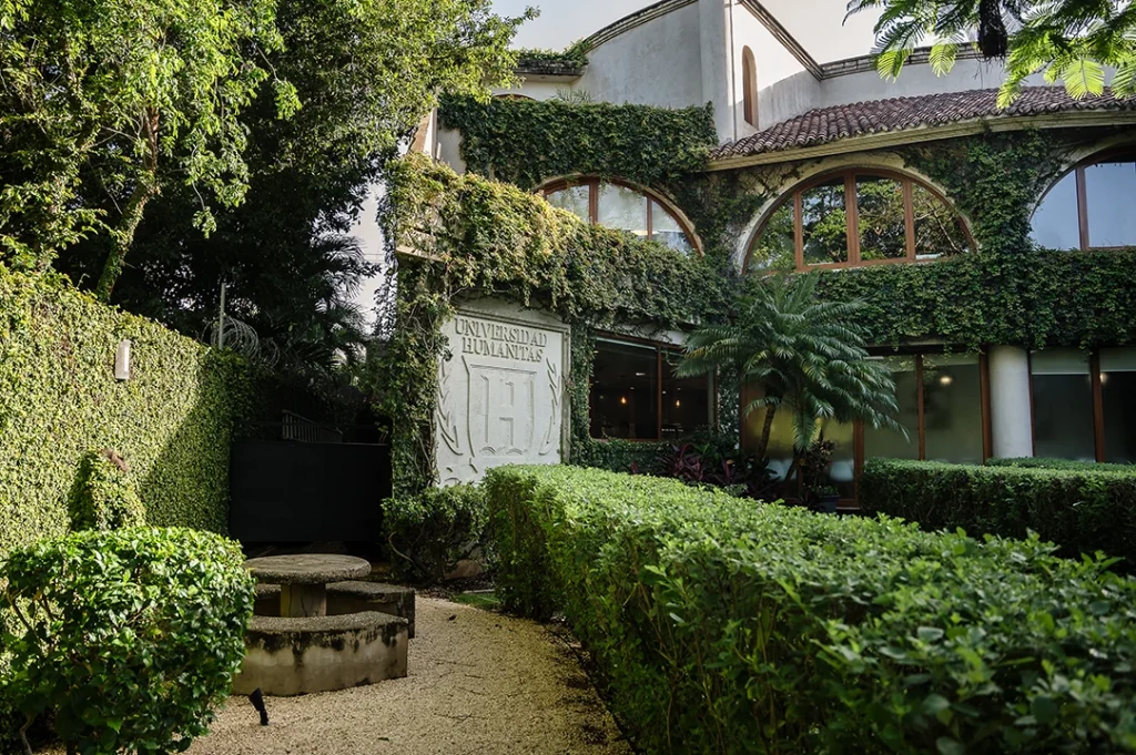 La Universidad Humanitas Campus Magno Cancún tiene lindos jardines verticales.