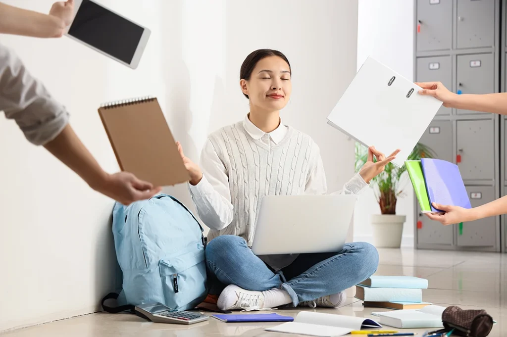 El Método de Séneca comparte similitudes y diferencias con algunas terapias psicológicas modernas para tratar la ansiedad.