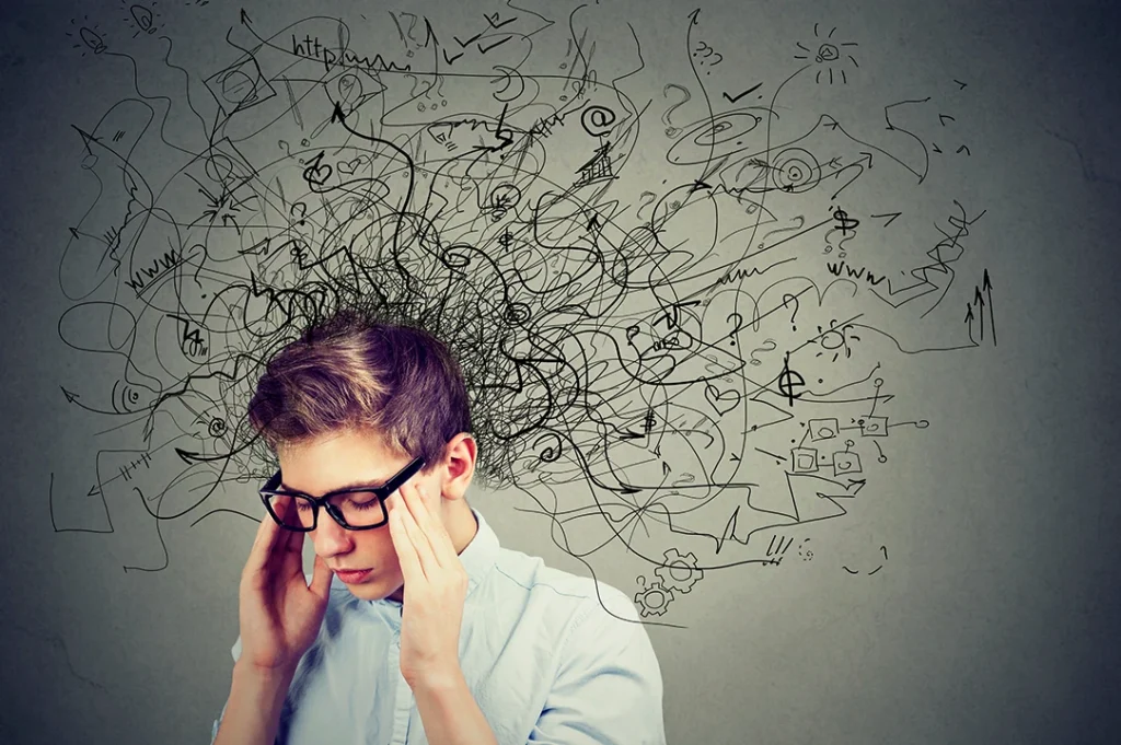 La visualización negativa y la reestructuración cognitiva ya estaban presentes en el estoicismo, y activan áreas del cerebro para procesar la información de manera menos reactiva.