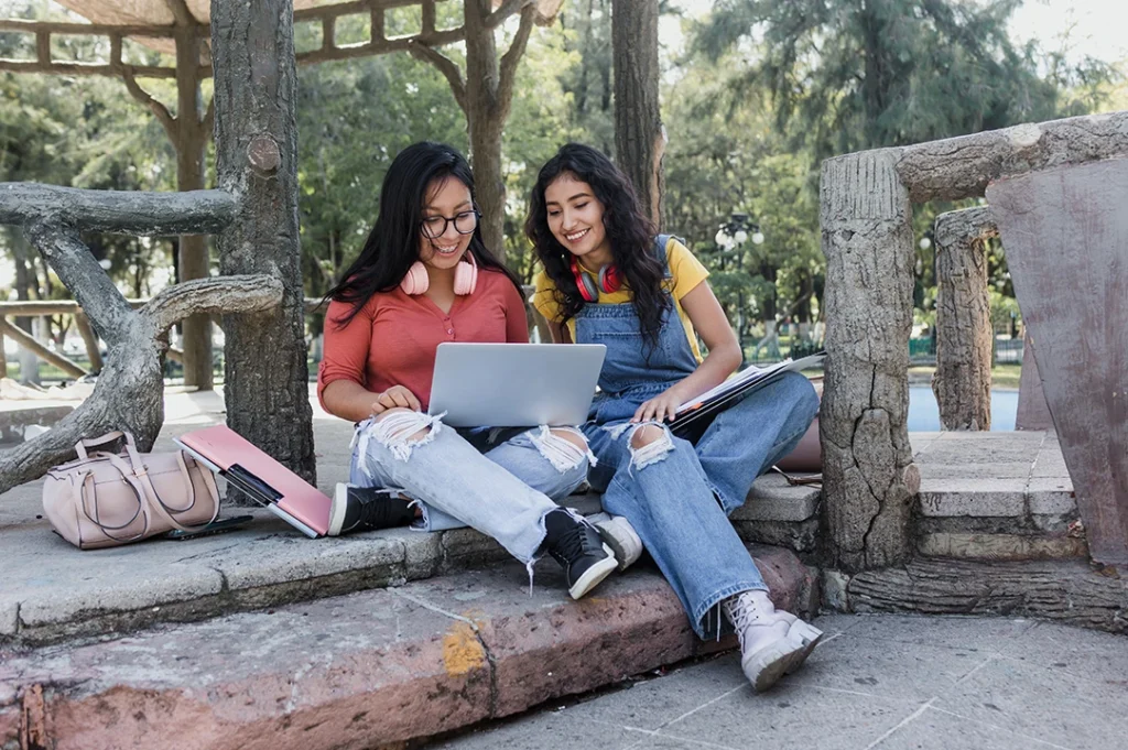 Cerrar la brecha digital de género consiste en facilitar el acceso de dispositivos digitales a las niñas, jóvenes y mujeres.