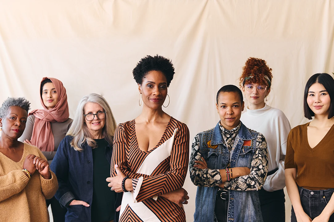 En este 2025, la Organización de las Naciones Unidas (ONU) eligió el lema: “Para TODAS las mujeres y niñas: Derecho. Igualdad. Empoderamiento”.