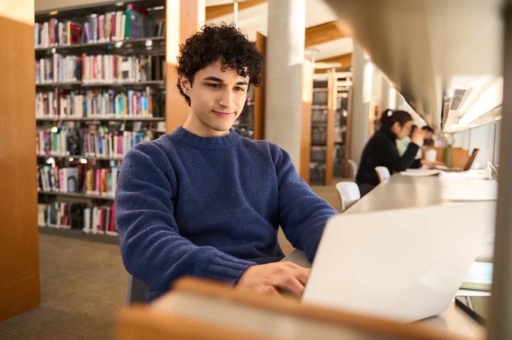 Regularízate para aprobar el examen de admisión. Planifica tus días de estudio, esto te ayudará a que las asignaturas no sean pesadas y tendrás tiempo suficiente para resolver dudas y hacer simulacros del examen de admisión.