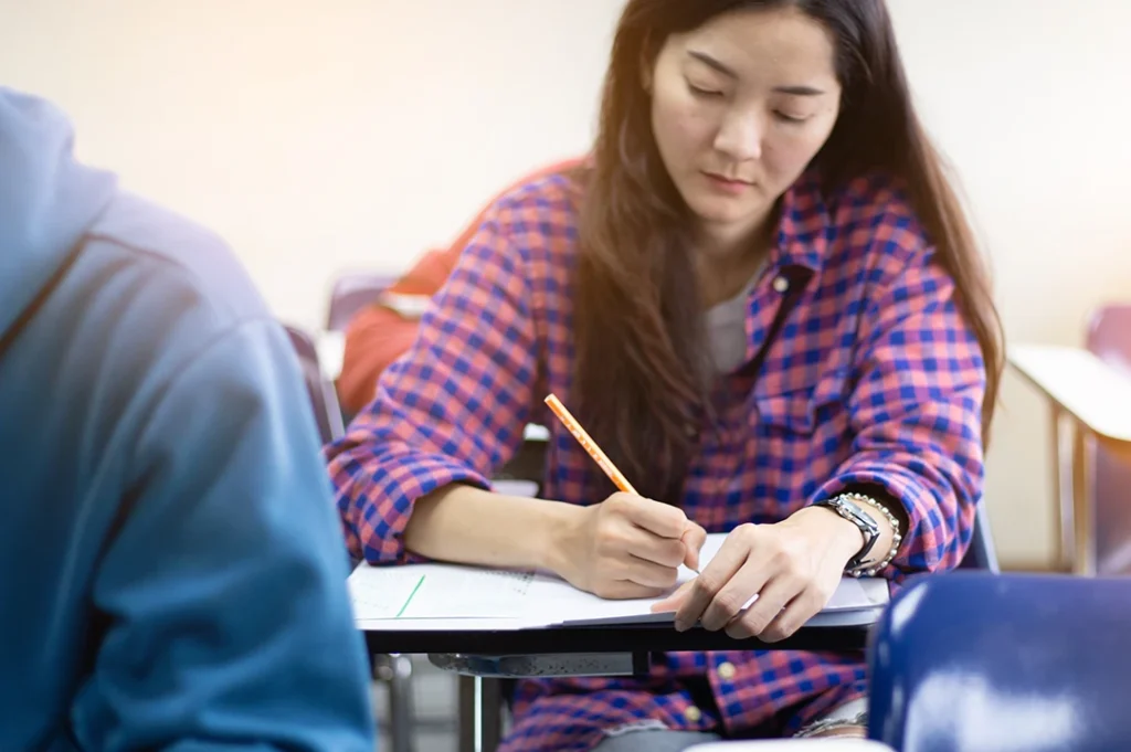 Muchas universidades aplican pruebas altamente competitivas: prepárate para el examen de admisión y logra el éxito.