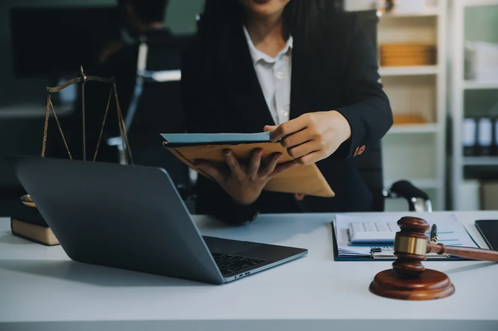 Un tribunal puede declarar la extinción del acto si considera que este carece de validez, vulnera derechos o ha perdido sus efectos jurídicos.