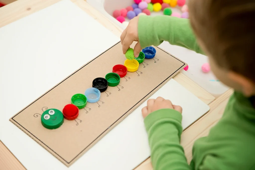 Montessori sostenía que el desarrollo psicológico se construye a partir de la interacción activa con el entorno