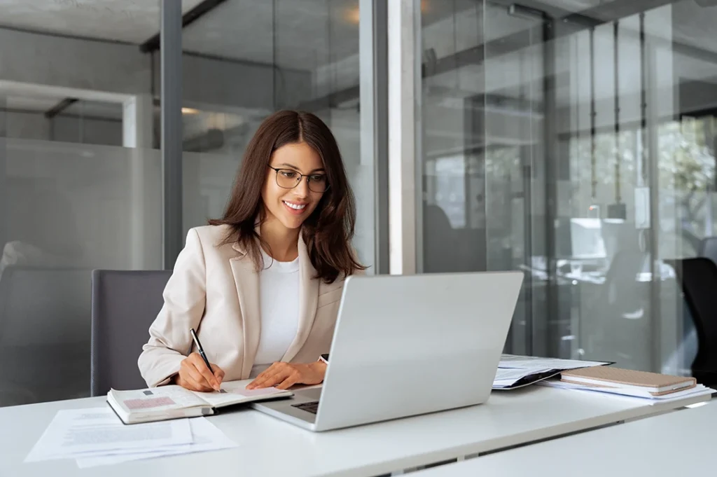 El Doctorado en Alta Dirección se posiciona como un posgrado fundamental para quienes aspiran a transformar instituciones desde su núcleo estratégico y operativo.
