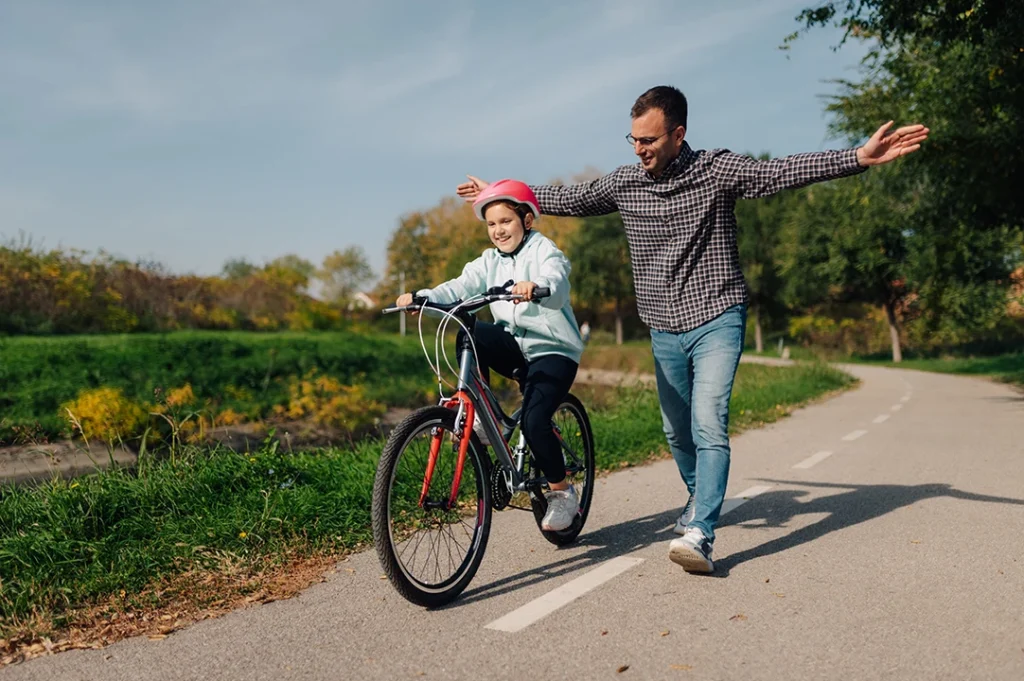 Las 8 etapas del desarrollo psicosocial de Erik Erikson. Etapa 4: El niño disfruta lo que es lograr cosas, completar tareas y recibir reconocimiento por su trabajo y colaborar en equipo.