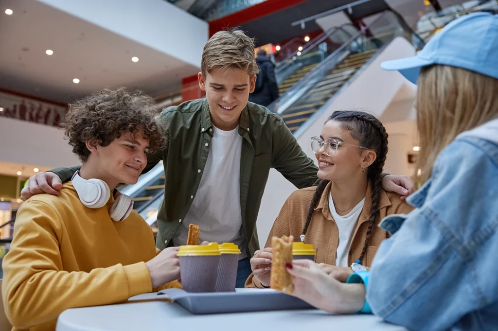 Las 8 etapas del desarrollo psicosocial de Erik Erikson. La adolescencia es crucial tanto para que los jóvenes exploren quiénes son, como para formar vínculos duraderos.