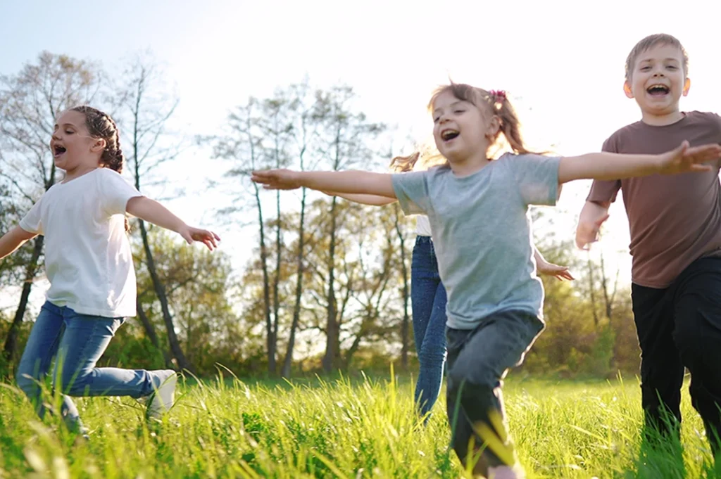 La estimulación debe incluir juegos con texturas, lenguaje verbal, manipulación de objetos y contacto emocional positivo.