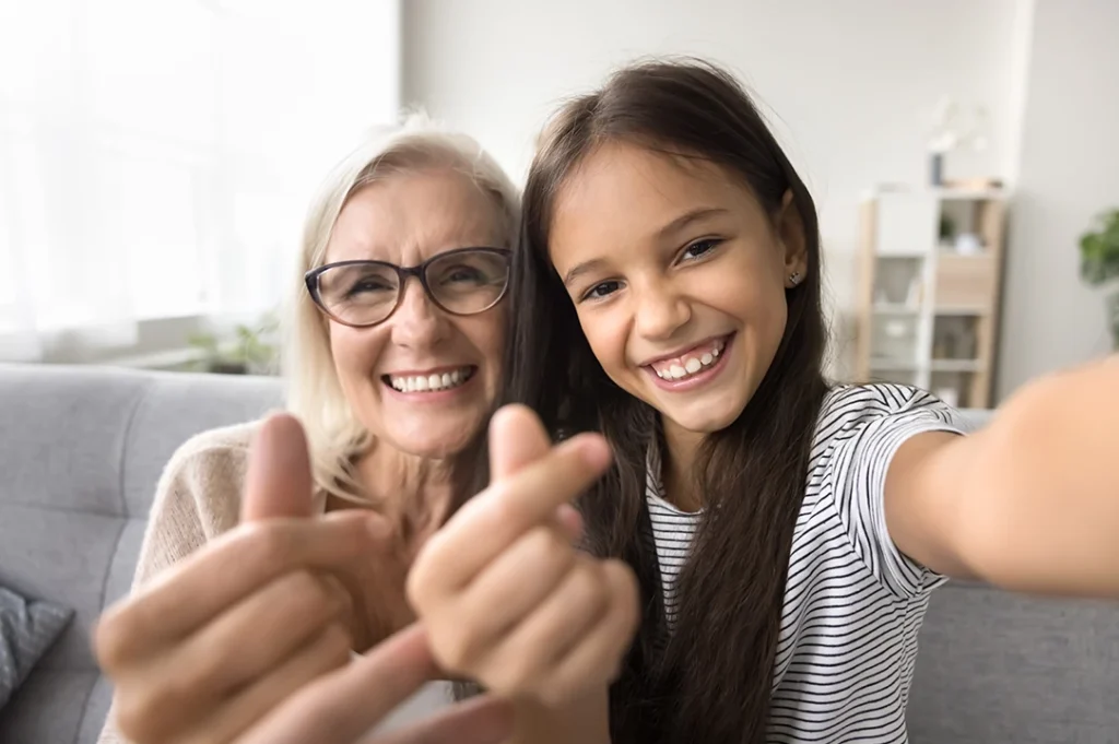 Los abuelos, hermanos mayores o cuidadores constantes son figuras de apego subsidiarias que ofrecen seguridad a los niños cuando hace falta la madre o el padre.