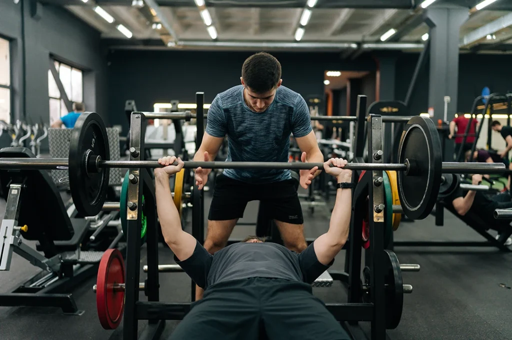 Un entrenamiento personalizado contiene ejercicios de fuerza.