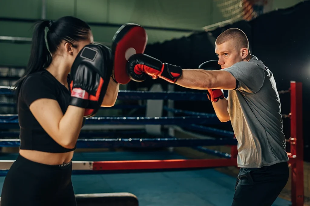 Un entrenador de box cuida la integridad física de los practicantes.