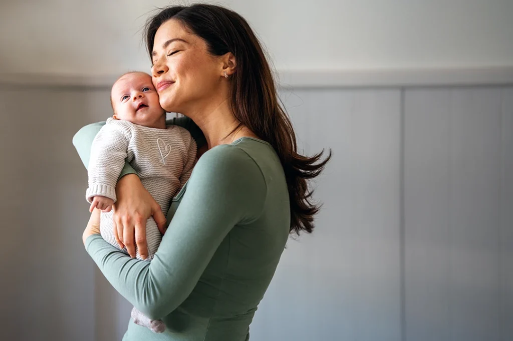 La teoría del apego de John Bowlby menciona que el bebé empieza a reconocer a su figura principal de cuidado y responde de forma diferenciada ante ella.
