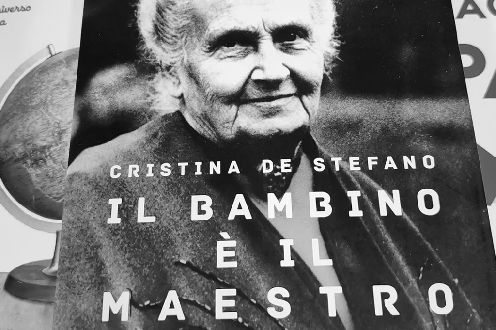 María Montessori diseñó un modelo que cambió el aprendizaje para niños.