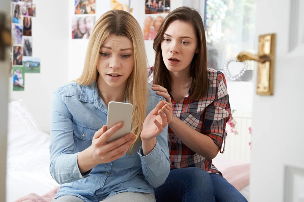 El anonimato brinda un espacio de aparente libertad donde pueden compartir pensamientos misóginos, violentos o autodestructivos.