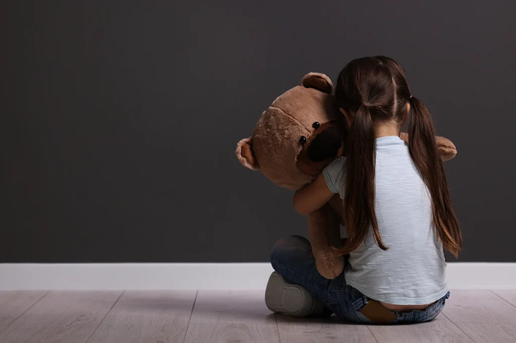 En el apego inseguro-ambivalente, el niño o niña se muestran muy angustiados por la separación y, al regresar la madre, busca consuelo, pero también muestra resistencia y dificultad para calmarse.