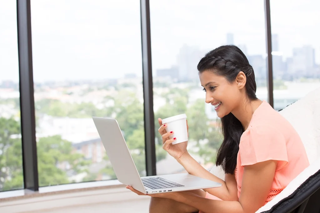 Gracias a la tecnología, hoy es posible estudiar desde cualquier parte del mundo, con excelencia y calidad.