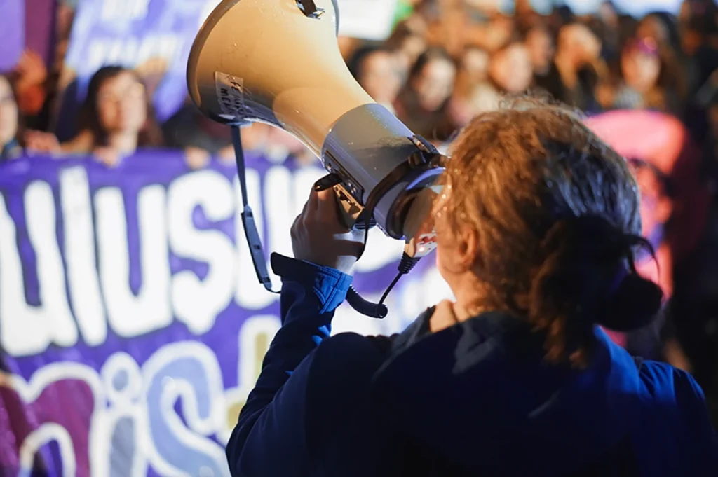 El movimiento feminista es una respuesta contra la violencia patriarcal.