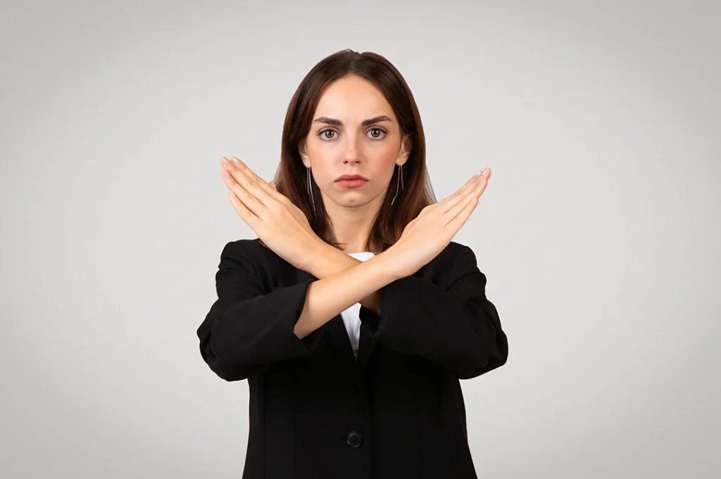 Aprende a expresar tus límites con claridad y firmeza, sin agresión, y documenta todo para tener pruebas en caso de una demanda laboral.