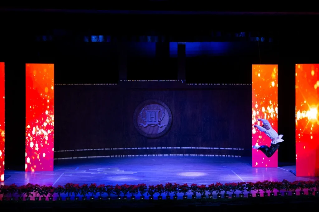 Las artes visuales y el teatro son parte de la expresión humana.