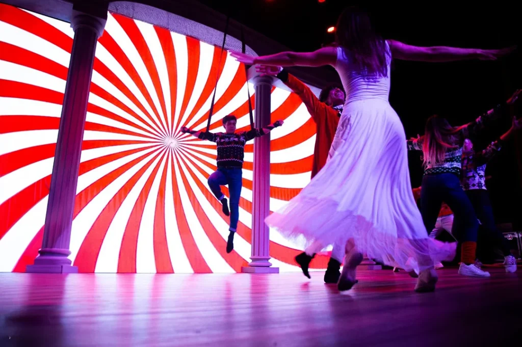 Las artes visuales se conjugan perfectamente con el teatro.