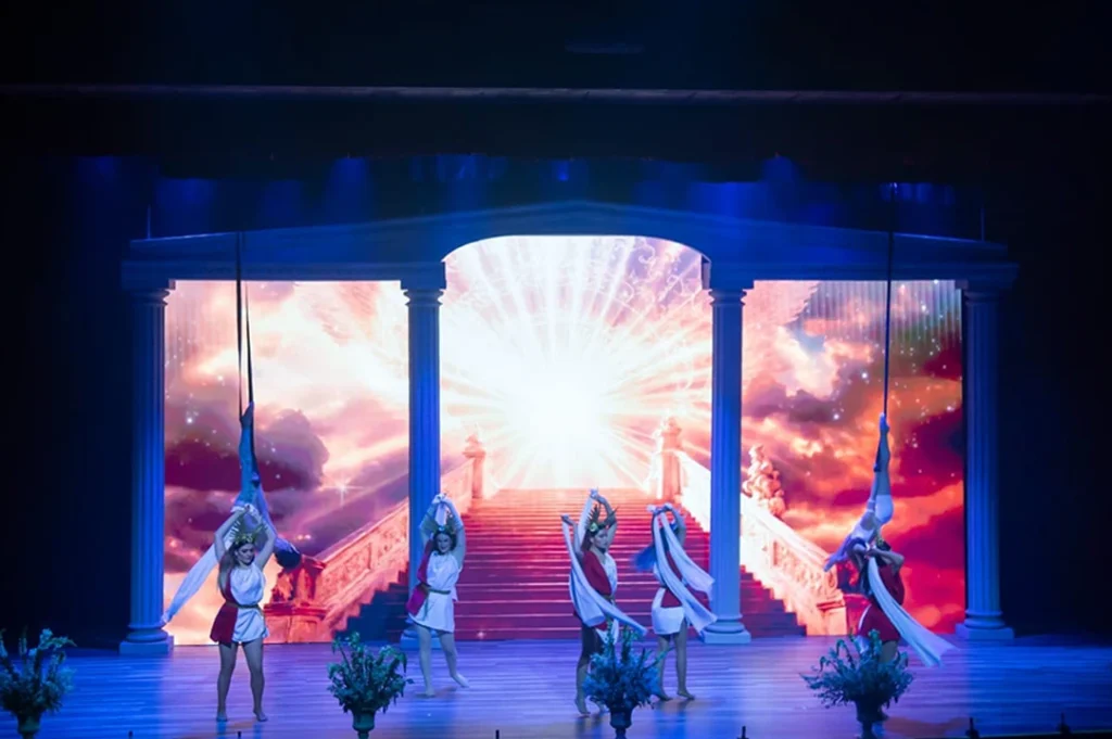 El lenguaje artístico se manifiesta en el teatro y artes visuales.