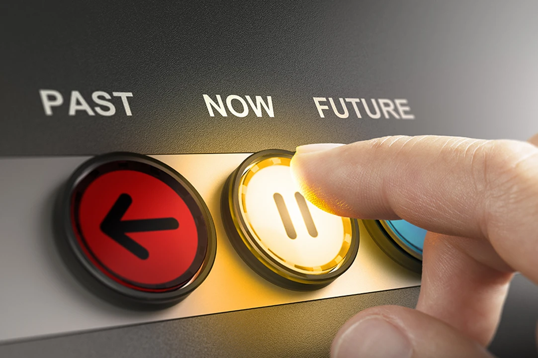 ¿Qué es la retrocausalidad?Es la teoría de que un evento futuro puede influir en uno pasado.